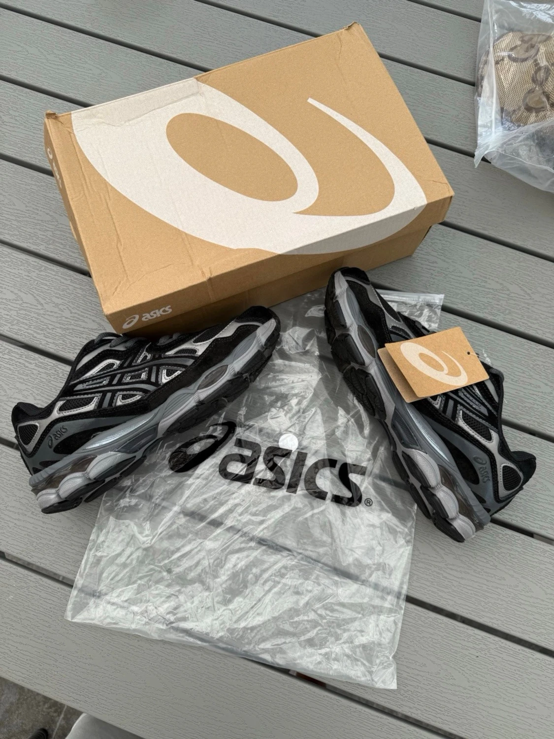 Svarta ASICS sneakers med silverdetaljer - 1