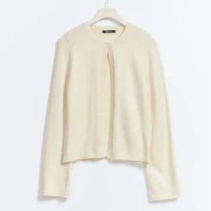 Vit/Beige kofta med en knapp  - Söt vit/beige kofta från Gina Tricot med en enkel knapp framtill. Koftan är stickad i mjukt material och har långa ärmar och ribbade kanter. Bra skick i storlek S. 