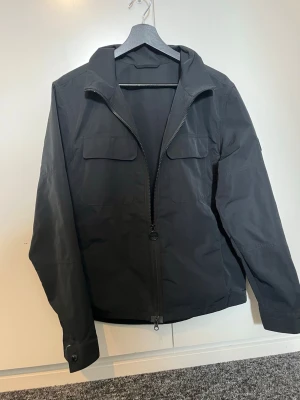 Barbour jacka - Hej! Säljer denna jacka från Barbour då den blivit för liten. Den är i bra skick och ej använd många gånger. Den har lite tecken på användning på ryggen. Den har flertal innerfickor och även en större ficka på ryggen. Pris går att disskuteras!☺️