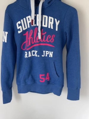 Superdry hoodie - Säljer min superdry hoodie storlek xs färg blå stor ficka fram