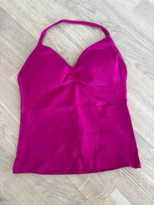 Dfyne top berry - Storlek S modellen impact färgen Berry