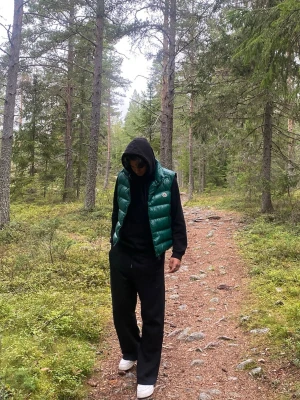 Grön Monclerväst - Snygg grön dunväst från Moncler i strlk 3 (motsvarar strlk M)