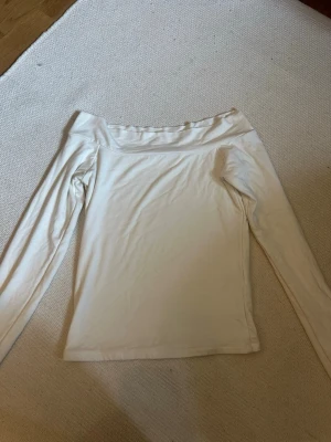 Vit offshoulder topp - Vit långärmad offshoulder topp från Bik Bok