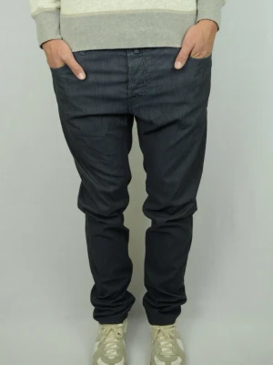 Jacob Cohën pinstriped byxor  - JACOB COHËN STRIPED PANTS Storlek : W35 Modell : J688 Mått : A = 44,5CM - B = 111CM - C = 18CM Användning : Byxorna är i ett väldigt fint skick utan defekter Nypris : Cirka 4500SEK Modellen på bilden : 182CM och väger 73,5KG
