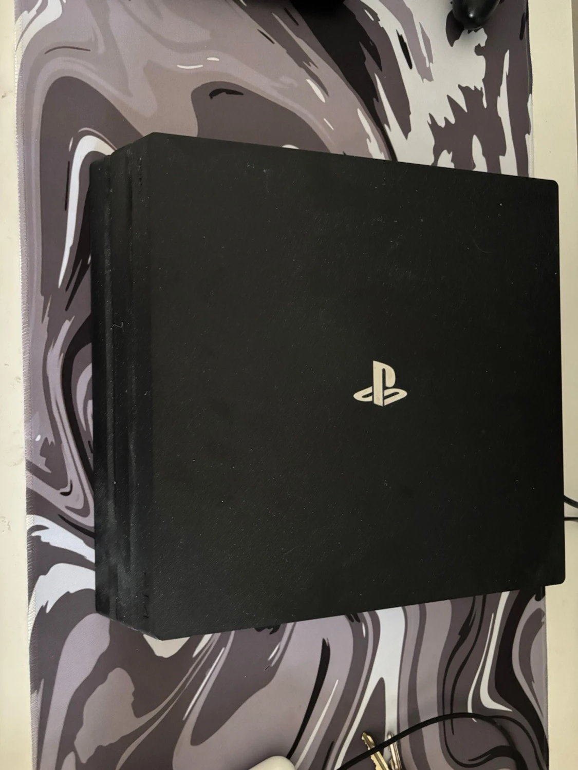 PlayStation 4 Pro med två kontroller