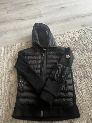 Moncler cardigan  - Väldigt bra moncler jacka det blev ett hål så jag lämna den till någon skreddare och resultatet  blev så 🙁 tyvärr jag har sytt den innan för den var för stor för mer information om längd osv kom dm  kan gå ner i pris 