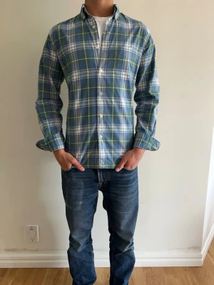 J.Crew skjorta - Säljer denna skjorta då den inte kommit till använding. Väldigt snygg och sitter fint. Slim fit, storlek m och är i bomull.