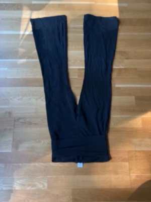 Svarta yoga pants från Lindex - Säljer ett par svarta leggings från Lindex i storlek 170. De har en klassisk, tight passform och bred resår i midjan för extra komfort. Perfekta att matcha med oversized tröjor eller hoodies. Materialet är mjukt och stretchigt för bästa rörelsefrihet. Säljer för att de är för korta för mig, nästan aldrig använd