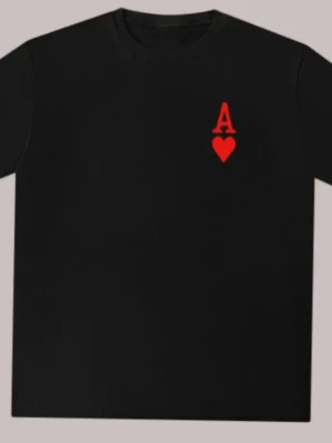 Svart t-shirt med rött hjärta - Stilren svart t-shirt med ett rött A och hjärta tryckt på bröstet. Klassisk rund hals och korta ärmar. Perfekt för dig som gillar minimalistisk design med en twist. Skön passform och mjukt material.