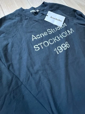 Acne studios longsleeve mörkblå - Asfet acne studios longsleeve. Helt ny med prislapp! Mått finns med på sista två bilderna. Fraktar samma dag eller dagen efter! Ställ frågor ifall ni är osäkra på något!