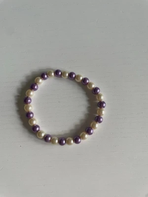 Armband  - Armband i färgerna kräm vit och lila
