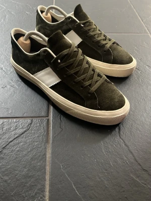 Tom Ford skor - Ett par fräscha sneakers från tomford i 42, modellen heter Cambridge. Box och dustbag ingår!