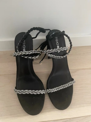 Fina Svarta Klackar Fashionnova - Säljer mina klackskor från Fashionnova som är i utmärkt skick! Strl 37,5! hör av er 💕