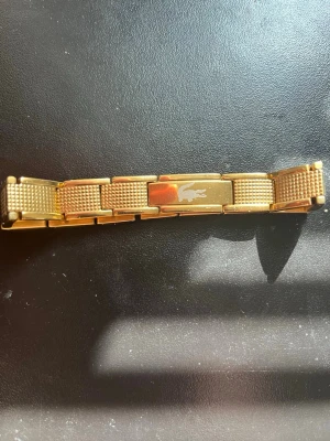 Armband Guldfärgat  - Snyggt guldfärgat armband med länkdesign. Armbandet har en stilren och modern look med matta och blanka partier i metallen. Perfekt accessoar för dig som gillar klassisk men trendig stil.  Fick den i present och har inte kvitto för jag har inte frågat om kvittot för att föräldrar vet inte att jag säljer den. 