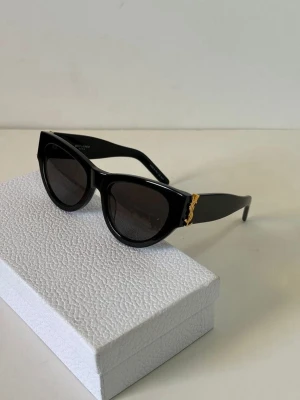Svarta solglasögon från Saint Laurent - Kommer snart!! Går att reservera✨3 stycken i lager 