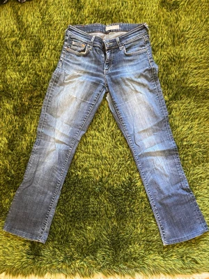 Vintage &Loyal early 2000s flare jeans - Jättesnygga vintage blå tvättade favoritjeans med diskreta slitningar och riktig y2k känsla, eftersom de är från tidiga 2000-talet. Jeansen har raka ben med lite flare och passar någon runt 165 cm lång