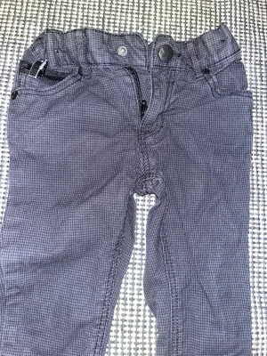 Gråmönstrade jeans med stjärnknapp - Säljer ett par grå jeans med diskret rutmönster och cool stjärnknapp i midjan. Jeansen har klassisk femficksmodell och dragkedja framtill. Perfekta för dig som gillar en unik men stilren look.