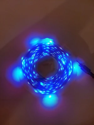 10m RGB LED-ljusslinga med färgskifte - 10m RGB LED Säljer en flexibel LED-ljusslinga som kan lysa i olika färger, bland annat blått och grönt. Perfekt för att skapa stämning i rummet eller till dekoration. Slingan är gjord av plast och har USB-kontakt för enkel anslutning till ström.