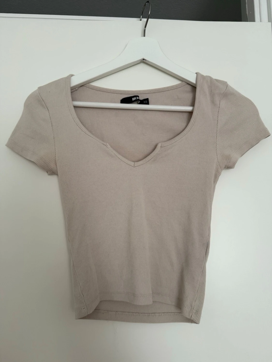 Beige ribbad topp från Bik Bok