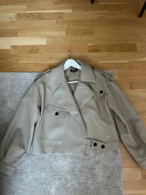 Beige skinnjacka - Superfin beige skinnjacka, använd fåtal gånger. 