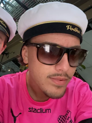 Studentmössa med gulddetaljer - Säljer ett par sjukt grish rayban boyfriends tillsammans med en desperat grabb + studentmössa. Endast 15k