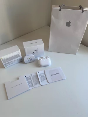  AirPods Pro 3 (kvitto finns) - Hjälper nu min syster att sälja en bröllops present som rent enkelt inte kommer komma till användning. Alla tillbehör medföljer och de är oanvända, kvitto finns även.