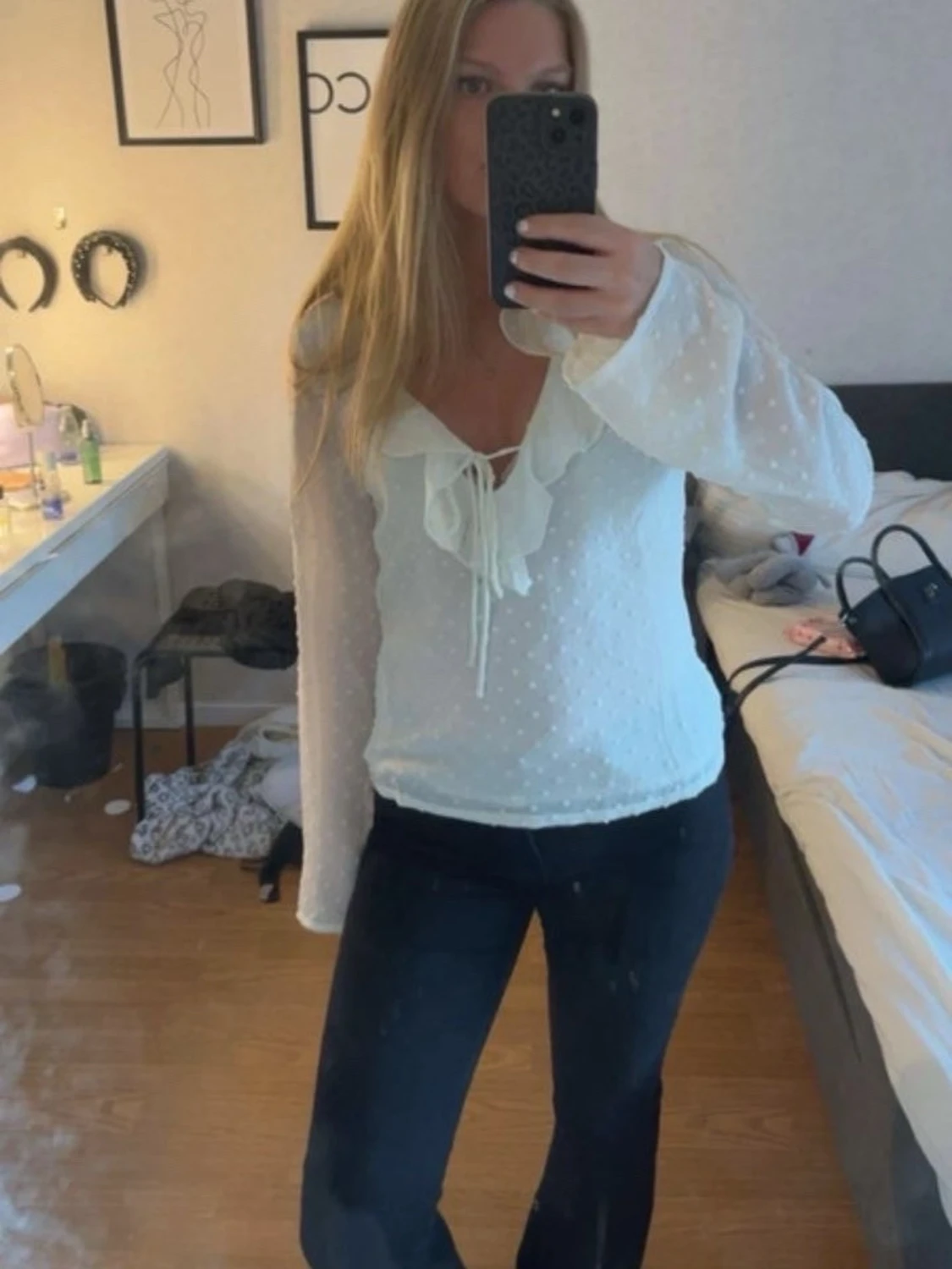 Vit blus med volang från NA-KD