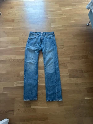 Levi's 501  jeans - Vintage Levi's 501 jeans med rak passform och femficksdesign. Bra skick, inga defekter finns. Storlek: w:31 l:32