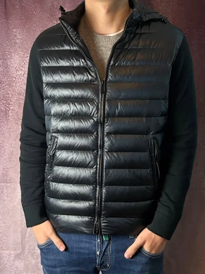 Massimo dutti cardigan - Mycket fint skick | Size M (modellen är 188 cm 74 kg) | fraktar spårbart inom 24 timmar | för att köpa klicka ”köp nu” | vid frågor eller funderingar skriv ett meddelande | följare får bättre rabatter🙌