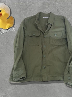 Olivgrön overshirt  - Säljer denna gröna overshirt från Zara.  Storlek 44/XL. De två sista bilderna visar endast inspo; det är alltså inte exakt samma overshirt som jag säljer. Skriv vid funderingar!