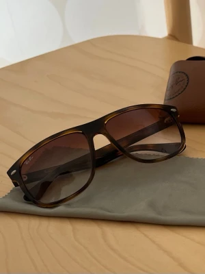 Ray-Ban boyfriend   - Säljer dessa otroligt snygga solglasögon från Rayban, perfekt nu till sommaren! Varan är äkta och säljs till ett riktigt bra pris 