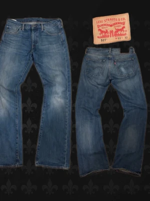 Levis 527 bootcut  - Ett par riktigt stiliga bootcut jeans med en diskret ljus tvätt fram och bak, modellen 527. Passar perfekt om du vill ha en normal passform samtidigt som det hänger över skorna. Storlek 33/32 Midja: 44cm, Langd: 108cm Benoppning: 23cm          #levis527 #Levis512 #Bootcut #BootcutJeans #VintageLevis #ArchiveDenim #Y2KJeans #2000sJeans #VintageDenim #LevisBootcut #512Bootcut #Denim #Jeans #SecondHandDenim #ThriftedJeans #RetroJeans #90sFashion #Y2KStyle #BootcutArchive #LevisVintage #FlaredJeans 