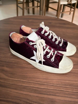 Golden Goose - Unika GG Vstar2’s som passar snyggt till det mesta. Skorna är strl. 42 och är i mycket bra skick.