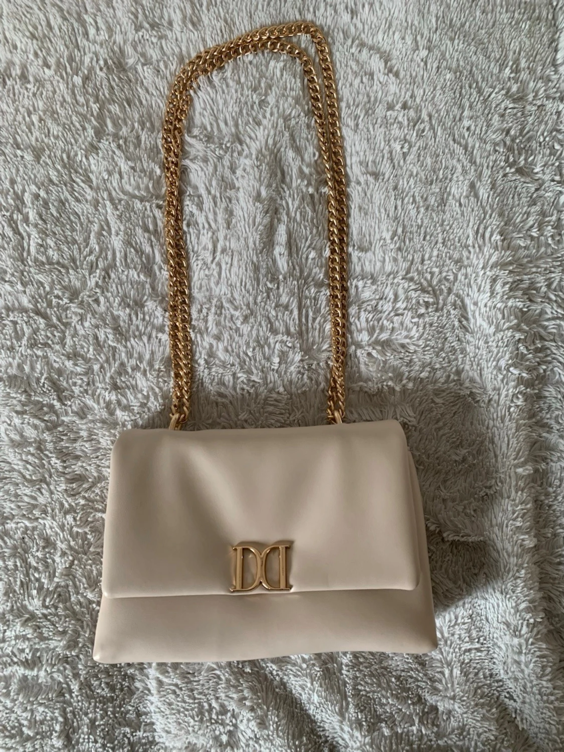Beige handväska med guldkedja