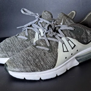 Nike sneakers air max sequent 3Gs - Snygga grå sneakers från Nike med stickad ovandel och vita detaljer. Skorna har en vit sula med synlig luftdämpning och grå snören. Perfekta för dig som gillar sportig och modern stil.