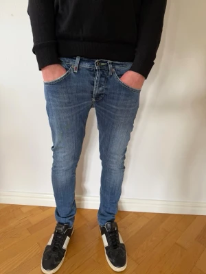 Dondup George heans - Säljer ett par feta Dondup George jeans i storlek W32, modellen är ca 180cm. Nypris: 3400, vårt pris: 799! Skriv vid funderingar!