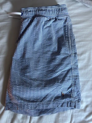 Randiga blå-vita shorts från Polo Ralph Lauren - Säljer ett par klassiska blå-vita randiga shorts från Polo Ralph Lauren. 