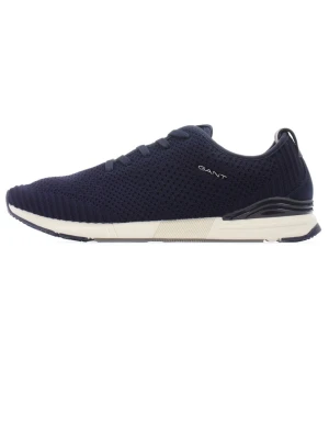 Marinblå sneakers från Gant - Stilrena marinblå sneakers från Gant med ovandel i stickad mesh för skön ventilation. Skon har en vit och svart sula med diskret logga på sidan och hälflik med Gant-märke. Perfekt för dig som gillar en clean och sportig look.