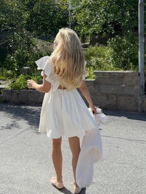 Studentklänning  - Köpte inför min student 2025 så den är enbart använd en gång och inga fläckar eller defekter. Den har resår vid axlarna samt en dragkedja i ryggen och en superfin rosett som man knyter själv. Jag är 165 lång och den sitter precis ovanför knäna på mig. Hör av er vid frågor eller liknande!🥰