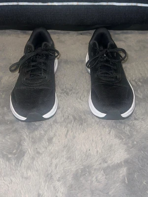 Puma löparskor -  Jag som vanligtvis bär storlek 43 tycker att dessa sitter perfekt, så de rekommenderas varmt för dig som ligger däromkring.                                           Säljer ett par stilrena och bekväma skor från Puma i klassiskt svart och vitt. Skorna har en modern design med en rejäl, dämpad sula som ger bra stöd oavsett om du använder dem för löpning, på gymmet eller som snygga vardagssneakers.  