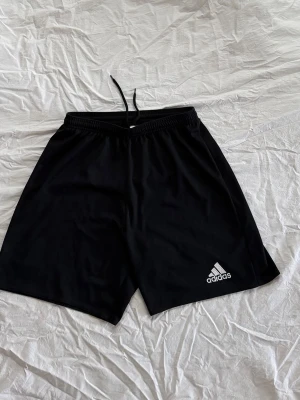 Träningsshorts  - Svarta adidas träningsshorts. Storlek S. 