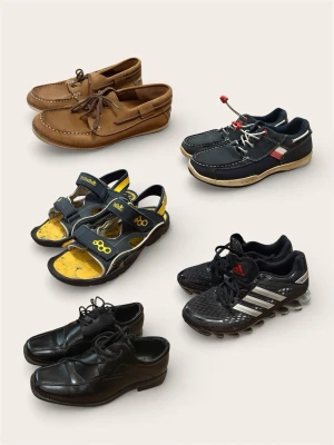 5 par Barnskor (Adidas, Timberland, Zara) – Strl 35–37 - Säljer en stor rensning av skor i varierande modeller och storlekar. Säljes styckvis eller till ett bra paketpris om du tar flera!  Skorna som säljes:  Timberland (Gula sandaler): Storlek 35  Zara (Bruna seglarskor): Storlek 35  Svarta kostymskor (Okänt märke): Storlek 36  Adidas Springblade (Svarta löparskor): Storlek 36 2/3  Timberland Earth Keepers (Mörkblå/Röda): Storlek 37  Skick: Fint skick på samtliga par. Kommer från ett rök- och djurfritt hem.  Pris: 75 kr/st. Paketpris vid köp av alla 