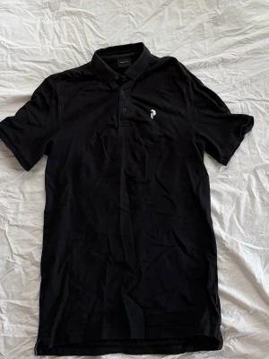 Pikétröja  - Svart Peak performance pikétröja. Storlek S.