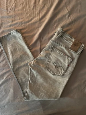 Replay Anbass Jeans Ljusgrå - Säljer ett par riktigt snygga slim fit, replay Anbass i storlek W32/L30, mycket bra skick! Hör bara av vid frågor eller bud.    !! KAN TA EMOT BYTEN OCKSÅ !! 