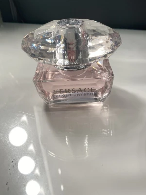 Versace Bright Crystal parfym - Versace Bright Crystal parfym / mist . Lukter helt underbart !!🙏🏼den är aldrig använd! 