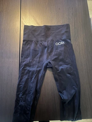 Svarta träningstights från DOM - Säljer ett par svarta seamless tights från DOM med hög midja och stretchigt material🤍