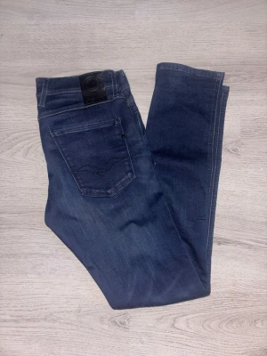 Replay jeans  - Nästan helt oanvända replay jeans aldrig äns tvättade använda en gång sälj då dom bara låg i garderoben.