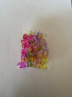 Hårdplast nappar berlocker ca 50st - Säljer av material som jag använt för att göra smycken. Har 2025 tillverkat och sålt smycken för över 50.000kr så är något folk uppskattar (om man håller låga priser) . Nu har jag dock tappat intresset så säljer av allt jag har. Kolla gärna in andra annonser   I denna annons hittar du berlocker för smyckestillverkning 