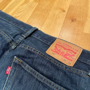 Levi's 501 jeans - Klassiska Levi's 501 jeans i mörkblå denim. Säljer pågrund av att de blivit för små. Världens skönaste jeans och de är i stort sätt i nyskick. Köparen står för frakt. Storlek W31 L32 