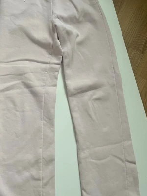 Ljusrosa mjukisbyxor från Gina Tricot - Säljer ett par ljusrosa mjukisbyxor från Gina Tricot, basically basics-kollektionen. Inte så slitna förutom lite lösa trådar längst ner, har matchande hoodie till köp hela setet för 220kr